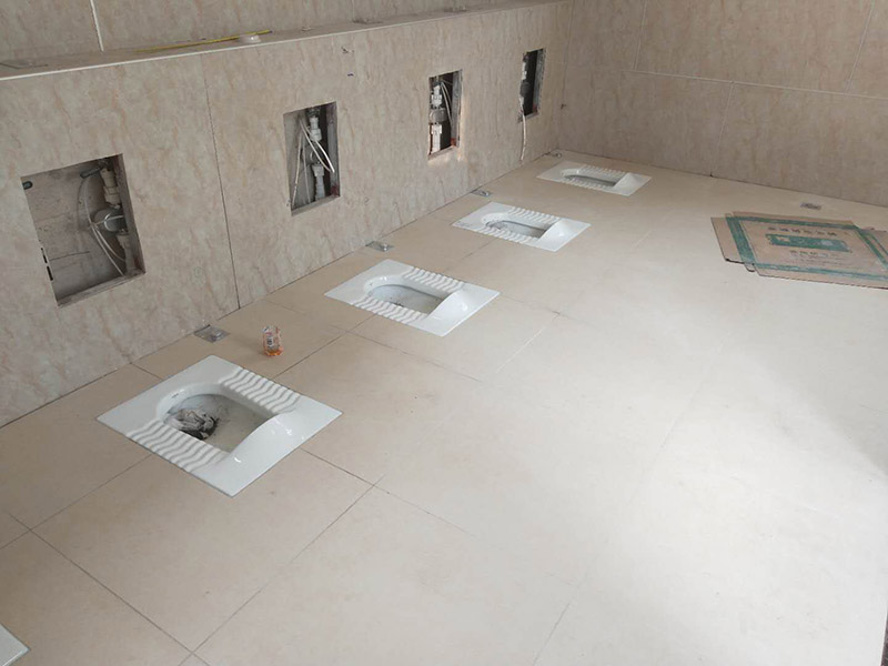 公廁施工裝修：衛(wèi)生間裝修的第一個(gè)步驟就是水電改造，水電改造直接影響到入住后衛(wèi)生間的使用效果，所以，這個(gè)步驟非常重要。首先，大家需要確定與水電相關(guān)的所有設(shè)備的尺寸大小、擺放位置和安裝方式；水電改造完成之后，就到了防水處理的步驟。衛(wèi)生間防水處理不僅要處理好地面的防水工作，還不能忽視了墻面的防水工作，衛(wèi)生間內(nèi)使用的所有開關(guān)插座都要裝上防水蓋，做好每個(gè)細(xì)節(jié)的防水處理，這要也能為日后省去不少麻煩。瓷磚是衛(wèi)生間地面常用的裝修材料，具有不錯(cuò)的裝飾作用，而且我們可以使用一跌防水性能不錯(cuò)的瓷磚，這要也能好的保護(hù)到衛(wèi)生間內(nèi)的地面和墻體。衛(wèi)生間地面的瓷磚不僅要考慮到防水性，也要考慮到防滑性，大家最好選表面有凹凸紋路的瓷磚，這種瓷磚不僅防水還防滑。在選擇衛(wèi)生間吊頂材料的時(shí)候，一定要注意材料的防水性，因?yàn)槲覀冊(cè)阢逶∵^程中會(huì)產(chǎn)生水汽，水汽蒸發(fā)到吊頂上，如果使用的吊頂材料不具備防水的性能，時(shí)間內(nèi)長了就會(huì)出現(xiàn)霉變、變形等情況。