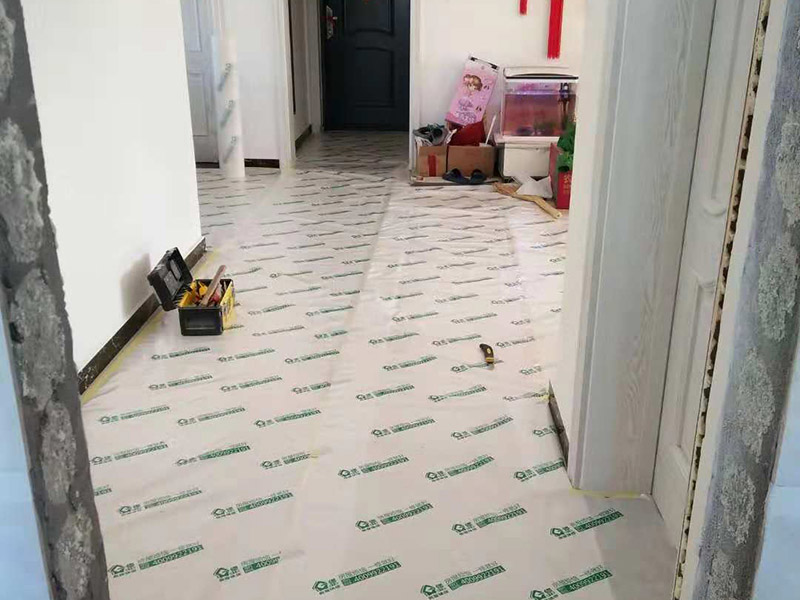 整體衛(wèi)生間翻新：1.衛(wèi)生間的墻面一定要做30cm的防水涂料，避免積水浸透墻面。如果衛(wèi)生間的墻面是輕體墻的話(huà)可以把整個(gè)墻面都涂上防水涂料。其次兩扇式的淋浴屏它的兩面墻都要涂上防水涂料。 2.瓷磚不僅可以避免潮濕的侵蝕，而且還可以保護(hù)墻面，所以墻面可以鋪貼滿(mǎn)瓷磚。其次瓷磚的墻面還可以長(zhǎng)久保持整潔和美觀(guān)，同時(shí)吊頂?shù)恼趽醪糠忠惨么纱u鋪貼滿(mǎn)，這樣才能更好的保護(hù)好整個(gè)墻面。 3.如果是把原來(lái)的地面打掉的話(huà)，一定要對(duì)地面進(jìn)行找平處理和防水處理，這樣才能防止在以后的使用中出現(xiàn)滲漏的現(xiàn)象。其次地面的接縫和排水管處一定要用防水涂料涂刷到位。