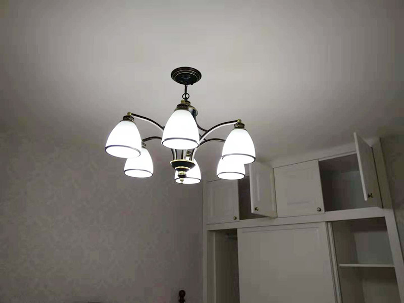 全屋吊燈安裝：1、燈具檢查 檢查燈具安裝附件，查看廠家相關(guān)文件和技術(shù)是否齊全，燈具外觀是否損壞，是否有變形、金屬脫落、腐蝕等現(xiàn)象。 2. 燈具組裝 將燈具各部分連接成一個(gè)整體，燈具螺紋的長(zhǎng)度應(yīng)適當(dāng)，對(duì)于多余的螺紋頭應(yīng)鍍錫，注意火線與零線的區(qū)別，并將線拉直。 3、燈具安裝 燈頭電源線應(yīng)足夠，然后將剩余的電線切斷，取出線頭，用螺絲將燈頭安裝在接線盒上。 4、通電試運(yùn)行 安裝完成后，打開電源，檢測(cè)是否通電。