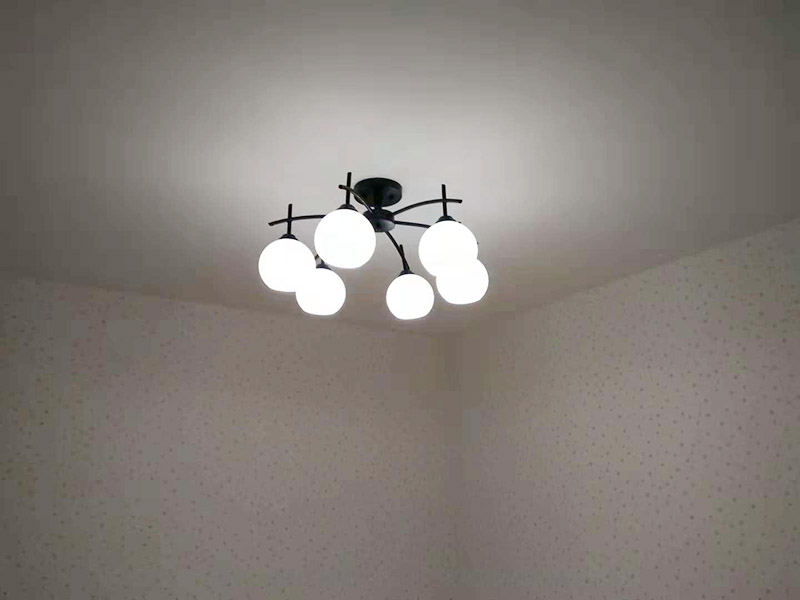 全屋吊燈安裝：1、燈具檢查 檢查燈具安裝附件，查看廠家相關(guān)文件和技術(shù)是否齊全，燈具外觀是否損壞，是否有變形、金屬脫落、腐蝕等現(xiàn)象。 2. 燈具組裝 將燈具各部分連接成一個(gè)整體，燈具螺紋的長(zhǎng)度應(yīng)適當(dāng)，對(duì)于多余的螺紋頭應(yīng)鍍錫，注意火線與零線的區(qū)別，并將線拉直。 3、燈具安裝 燈頭電源線應(yīng)足夠，然后將剩余的電線切斷，取出線頭，用螺絲將燈頭安裝在接線盒上。 4、通電試運(yùn)行 安裝完成后，打開電源，檢測(cè)是否通電。