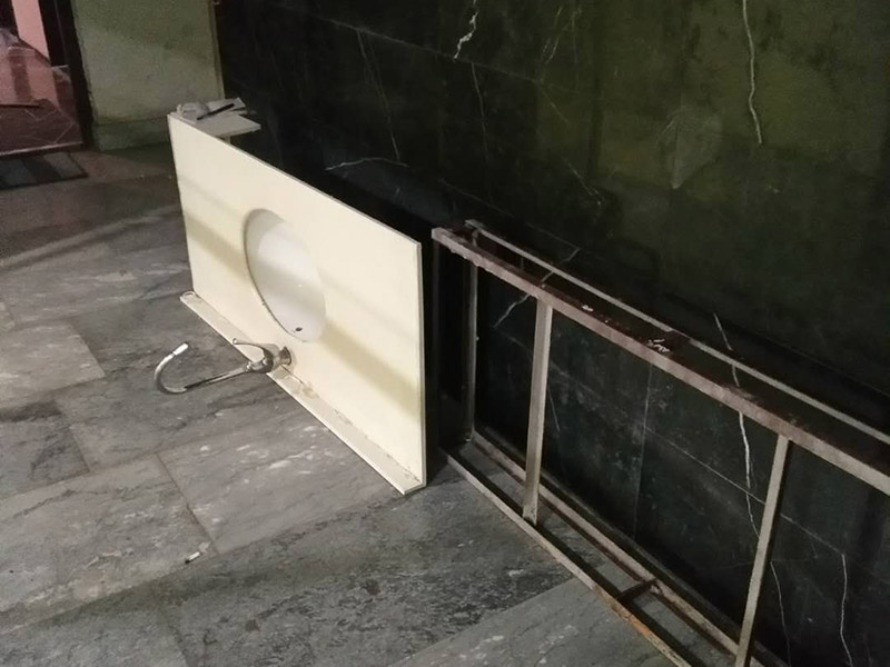 浴室洗面盆拆除安裝：1、首先檢查墻體是否實(shí)芯，不能裝在空心墻體上，因?yàn)榭招膲Σ粔?，用不了就會爛掉。 2、按選定的孔位，用沖擊鉆在墻面上打孔，將掛墻配件中的膨脹管裝入孔中，再用自攻螺釘將主柜與墻面鎖緊。 3、主柜安裝完畢后，再把臺盆放入，調(diào)節(jié)放平。 4、側(cè)柜、置物架安裝方法同主柜。 5、化妝鏡安裝：按化妝鏡背孔安裝規(guī)格在墻面打孔，裝入膨脹管，然后把螺釘擰入膨脹管到適合深度，掛上浴鏡。 6、連接好進(jìn)出水，并檢查密閉性，清理現(xiàn)場。