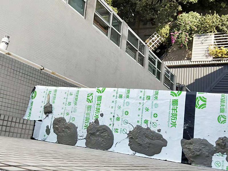 窗戶臺(tái)防水維修：(1)清理窗框周邊，查找滲漏縫隙，分析滲漏原因; (2)對(duì)于墻體內(nèi)部存在空穴的部位，根據(jù)具體情況考慮化學(xué)灌漿或填充其它彈性防水材料; (3)清理縫隙表面，其表面不應(yīng)有油污，浮塵等隔離物; (4)在窗框周邊縫隙內(nèi)嵌填彈性密封材料; (5)試水檢驗(yàn)防水效果。 主要是在窗戶的外面做防水處理，一般是墻面上批刮耐水膩?zhàn)?、刷防水涂料。?dāng)然，如果事先做一下基礎(chǔ)防水的話，那么防水的效果會(huì)更好了。