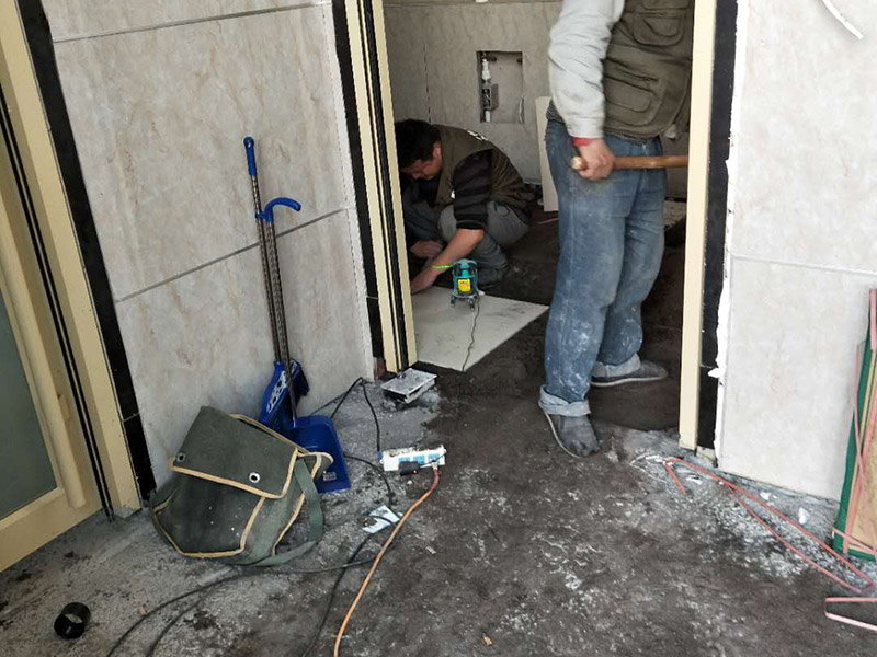 公廁貼磚維修：基層處理：應(yīng)全部清理墻面上的各類污物，打掃干凈現(xiàn)場，特別是腳落里。 批墻、墻面找平：用泥刀先批墻，后用水泥漿找平。這個(gè)工序很重要，確保底子平，防止貼后空鼓。 刷防水涂料：墻面要刷防水涂料，防止貼后浸水，一般高度不低于1.8米，刷的時(shí)候會(huì)稍高一些。 找水平基準(zhǔn)線：根據(jù)設(shè)計(jì)鋪貼圖樣的要求，確定排磚方案，用墨斗彈線，以減少施工損耗。 粘結(jié)劑上墻：把剛剛攪拌好的粘結(jié)劑漿料均勻的刮到墻上。 瓷磚上墻將經(jīng)過預(yù)先清潔的瓷磚平整地鋪貼在粘結(jié)劑漿料基層上，使用橡膠錘將瓷磚拍實(shí)鋪平。施工過程中，可小幅度轉(zhuǎn)動(dòng)瓷磚，使?jié){料與瓷磚背面充分接觸。專家建議在鋪貼時(shí)，隨機(jī)取下已鋪貼于基層上的瓷磚作檢查。確保漿料與瓷磚背面的充分接觸。 留縫大小調(diào)整根據(jù)瓷磚的尺寸，在磚與磚之間預(yù)留相應(yīng)尺寸的縫隙留待嵌縫。可用牙簽等先固定，粘結(jié)劑具有一定的可調(diào)整性，可對留縫的大小進(jìn)行調(diào)整。