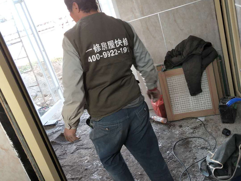 公廁貼磚維修：基層處理：應(yīng)全部清理墻面上的各類污物，打掃干凈現(xiàn)場，特別是腳落里。 批墻、墻面找平：用泥刀先批墻，后用水泥漿找平。這個(gè)工序很重要，確保底子平，防止貼后空鼓。 刷防水涂料：墻面要刷防水涂料，防止貼后浸水，一般高度不低于1.8米，刷的時(shí)候會(huì)稍高一些。 找水平基準(zhǔn)線：根據(jù)設(shè)計(jì)鋪貼圖樣的要求，確定排磚方案，用墨斗彈線，以減少施工損耗。 粘結(jié)劑上墻：把剛剛攪拌好的粘結(jié)劑漿料均勻的刮到墻上。 瓷磚上墻將經(jīng)過預(yù)先清潔的瓷磚平整地鋪貼在粘結(jié)劑漿料基層上，使用橡膠錘將瓷磚拍實(shí)鋪平。施工過程中，可小幅度轉(zhuǎn)動(dòng)瓷磚，使?jié){料與瓷磚背面充分接觸。專家建議在鋪貼時(shí)，隨機(jī)取下已鋪貼于基層上的瓷磚作檢查。確保漿料與瓷磚背面的充分接觸。 留縫大小調(diào)整根據(jù)瓷磚的尺寸，在磚與磚之間預(yù)留相應(yīng)尺寸的縫隙留待嵌縫?？捎醚篮灥认裙潭?，粘結(jié)劑具有一定的可調(diào)整性，可對留縫的大小進(jìn)行調(diào)整。