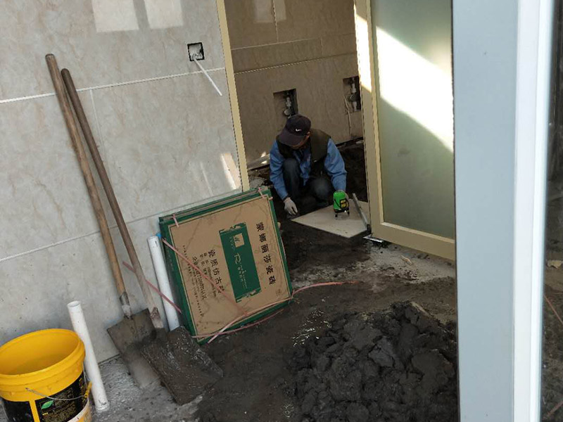 公廁貼磚維修：基層處理：應(yīng)全部清理墻面上的各類污物，打掃干凈現(xiàn)場，特別是腳落里。 批墻、墻面找平：用泥刀先批墻，后用水泥漿找平。這個(gè)工序很重要，確保底子平，防止貼后空鼓。 刷防水涂料：墻面要刷防水涂料，防止貼后浸水，一般高度不低于1.8米，刷的時(shí)候會(huì)稍高一些。 找水平基準(zhǔn)線：根據(jù)設(shè)計(jì)鋪貼圖樣的要求，確定排磚方案，用墨斗彈線，以減少施工損耗。 粘結(jié)劑上墻：把剛剛攪拌好的粘結(jié)劑漿料均勻的刮到墻上。 瓷磚上墻將經(jīng)過預(yù)先清潔的瓷磚平整地鋪貼在粘結(jié)劑漿料基層上，使用橡膠錘將瓷磚拍實(shí)鋪平。施工過程中，可小幅度轉(zhuǎn)動(dòng)瓷磚，使?jié){料與瓷磚背面充分接觸。專家建議在鋪貼時(shí)，隨機(jī)取下已鋪貼于基層上的瓷磚作檢查。確保漿料與瓷磚背面的充分接觸。 留縫大小調(diào)整根據(jù)瓷磚的尺寸，在磚與磚之間預(yù)留相應(yīng)尺寸的縫隙留待嵌縫?？捎醚篮灥认裙潭?，粘結(jié)劑具有一定的可調(diào)整性，可對留縫的大小進(jìn)行調(diào)整。