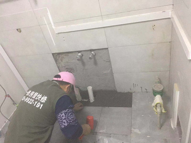 馬桶地面貼磚：干鋪法是將沙子和水泥按照3：1的比例混合后兌少量的水，使水泥和沙子混合到可以用手攥成團的黏稠度。將混合好的沙子水泥鋪在地面上，用一個平板把表面摸平。在瓷磚背面抹上黏稠度非常高的水泥，把瓷磚放到地面上，用橡皮錘敲實就完成了,主要用于地面瓷磚的鋪裝。 濕鋪法，是將沙子和水泥按照2：1的比例混合后兌水和好，水的量要多一些，使沙子和水泥的黏稠度高一些。然后涂抹到用水浸泡好的瓷磚背面貼到墻面上。濕鋪發(fā)主要應用與墻面。