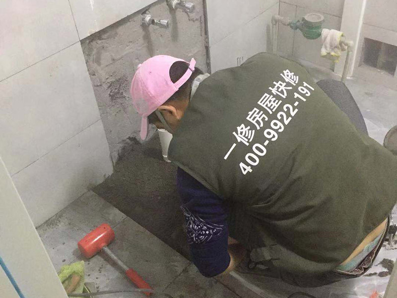 馬桶地面貼磚：干鋪法是將沙子和水泥按照3：1的比例混合后兌少量的水，使水泥和沙子混合到可以用手攥成團的黏稠度。將混合好的沙子水泥鋪在地面上，用一個平板把表面摸平。在瓷磚背面抹上黏稠度非常高的水泥，把瓷磚放到地面上，用橡皮錘敲實就完成了,主要用于地面瓷磚的鋪裝。 濕鋪法，是將沙子和水泥按照2：1的比例混合后兌水和好，水的量要多一些，使沙子和水泥的黏稠度高一些。然后涂抹到用水浸泡好的瓷磚背面貼到墻面上。濕鋪發(fā)主要應用與墻面。