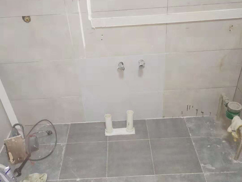 馬桶地面貼磚：干鋪法是將沙子和水泥按照3：1的比例混合后兌少量的水，使水泥和沙子混合到可以用手攥成團的黏稠度。將混合好的沙子水泥鋪在地面上，用一個平板把表面摸平。在瓷磚背面抹上黏稠度非常高的水泥，把瓷磚放到地面上，用橡皮錘敲實就完成了,主要用于地面瓷磚的鋪裝。 濕鋪法，是將沙子和水泥按照2：1的比例混合后兌水和好，水的量要多一些，使沙子和水泥的黏稠度高一些。然后涂抹到用水浸泡好的瓷磚背面貼到墻面上。濕鋪發(fā)主要應用與墻面。