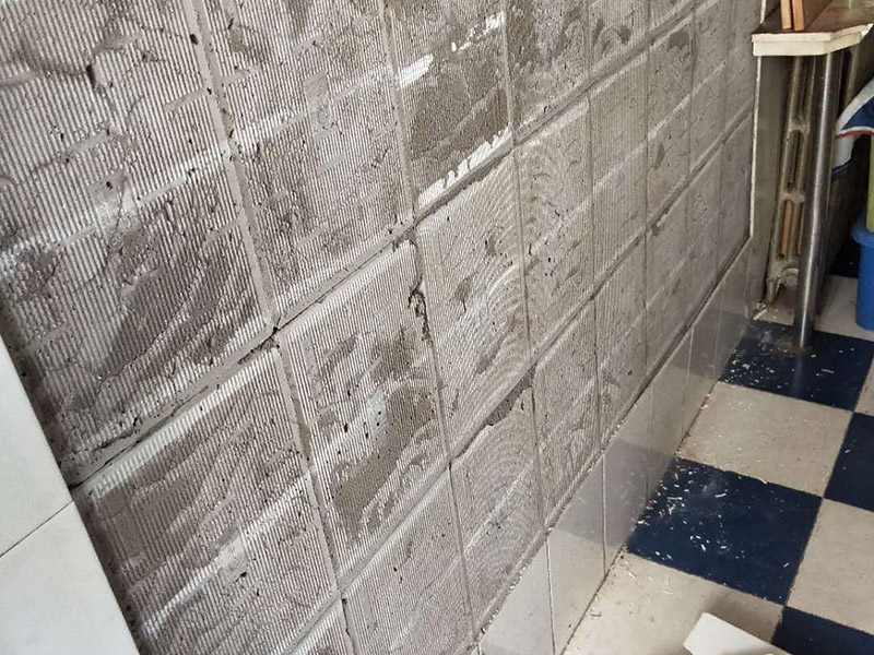 墻磚修補(bǔ)維修：1、如果只是瓷磚脫落，砂漿留在墻、地面上沒(méi)有松動(dòng)，解決辦法就是將瓷磚背面和側(cè)面殘留的砂漿刮干凈，然后在瓷磚背面涂上一層均勻的砂漿，并按回原位。如果砂漿和瓷磚一起掉落，處理辦法就是先在墻、地面基礎(chǔ)面上鑿些毛坑，然后在基礎(chǔ)面上一層砂漿，然后將瓷磚壓上去，直至瓷磚固定在上面。 2、瓷磚脫落一般都是因?yàn)殇佋O(shè)時(shí)用普通水泥砂漿來(lái)粘合，水泥砂漿的粘結(jié)力比較低而且特別容易受環(huán)境因素影響，經(jīng)常會(huì)有瓷磚空鼓甚至脫落現(xiàn)象。如果出現(xiàn)這樣的現(xiàn)象最好換用粘結(jié)力強(qiáng)，具有防水性的瓷磚膠。專用的瓷磚膠不會(huì)受環(huán)境影響，非常實(shí)用而且價(jià)格不貴。