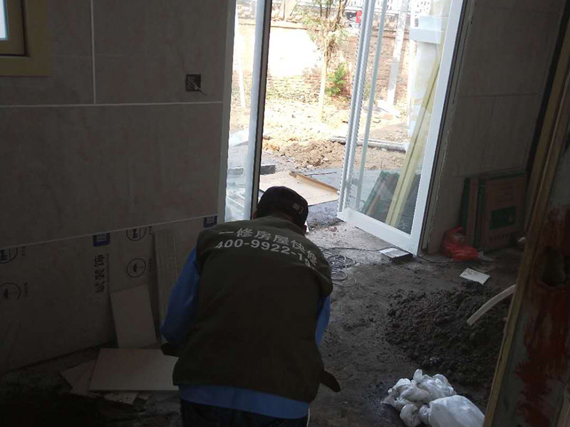 地面貼磚：1、地板磚鋪貼之基層處理 在進行地面鋪設(shè)瓷磚前，首選需要將地面清理干凈，保持地面的平整和干凈，因此，我們需要對地面進行找平處理，保證地板磚鋪貼基層的平整，然后需要將地面的雜物和灰塵清理干凈，地面不能有凹凸不平的地方，有的話需要將其填平。 2、 地板磚鋪貼之彈線 地磚在鋪貼之前需要設(shè)好彈線，彈線的主要作用就是對于地板磚鋪貼的區(qū)域進行規(guī)劃，在貼瓷磚之前，需要在四周的墻面彈出標高控制線，保證瓷磚與鋪貼的高度一致。 3、 地板磚鋪貼之預(yù)鋪 在瓷磚進行預(yù)鋪之前，需按照裝修風(fēng)格和用戶喜好選擇合適的瓷磚磚，同時按照設(shè)計選擇合適的地板磚的款式、顏色等，選擇沒有缺陷的地板磚進行預(yù)鋪，在預(yù)鋪的時候需要對地板磚的組合、顏色、尺寸進行調(diào)整，以達到最佳組合效果。 4 浸水處理 在貼瓷磚時候需要注意對瓷磚進行浸水處理，確保瓷磚背面濕潤，正面干燥，然后按照瓷磚磚鋪貼要求調(diào)和水泥比例，在鋪貼的時候可以用橡皮錘敲擊瓷磚表面，幫助達到平整要求。 5、地板磚鋪貼之勾縫 在不同區(qū)域內(nèi)鋪貼的瓷磚，它的勾縫時間也不想聽，通常情況在瓷磚鋪貼完成之后24小時內(nèi)進行清理勾縫，在將地板磚縫隙之間的雜質(zhì)清理干凈之后，在用專業(yè)的填縫劑進行勾縫處理。 6 地板磚鋪貼之清理 在地板磚鋪貼的時候就，我們就要一邊鋪貼一邊清理，而在鋪貼完成之后需要用棉紗等對地面瓷磚進行整體的清理。