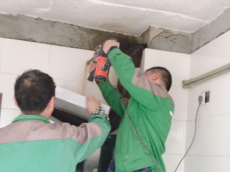 墻面打穿墻孔：1. 水泥墻打孔的方法 1)  在墻面固定擱板有好幾種方法：窄一點的能夠先在墻上釘上木條，通常的紅磚墻面能夠直接用水泥鋼釘釘入，假如是混凝土墻面</a>就先要用電錘打孔然后用木楔敲入孔內(nèi)再釘上木條，接下來即是把擱板固定在木便條上面，不和再用其它木板跟木便條鑲平再釘上飾面板刷上油漆。 2)  但佳固定在墻角上也即是說在兩面墻的交接處這么多了一個支撐點比較健壯擱板也能適當(dāng)?shù)膶捯稽c。還有即是你說的先在墻面上開槽再把木板插進去旁邊的縫隙再用水泥填滿，這種方法的承重力比較大但是槽要開得深一點。通常來講這種擱板的寬度不宜超越三十公分并且佳做成上下崎嶇狀或階梯狀這么既漂亮又健壯。假如想當(dāng)書桌就必須要有支撐了。