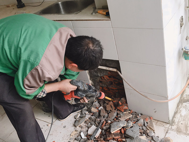 墻體局部打孔拆除：沖擊鉆或是電錘 沖擊鉆依靠旋轉(zhuǎn)和沖擊來工作。單一的沖擊是非常輕微的，但每分鐘 40000多次的沖擊頻率可產(chǎn)生連續(xù)的力?？捎糜谔烊坏氖^或混凝土。 附有氣動(dòng)錘擊機(jī)構(gòu)的一種帶安全離合器的電動(dòng)式旋轉(zhuǎn)錘鉆。電錘是利用活塞運(yùn)動(dòng)，壓縮氣體沖擊鉆頭，不需要手使多大的力氣，可以在混凝土、磚、石頭等硬性材料上開6--100mm的孔。