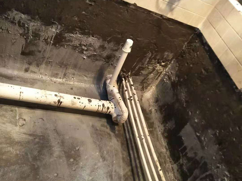 衛(wèi)生間防水：基層處理，基層墻面有空隙、裂縫、不平等缺陷的，用水泥砂漿修補(bǔ)抹平，然后進(jìn)行防水層施工，將已攪拌好的防水涂料用毛刷均勻刷涂在已涂好底膠的基層表面上，厚度要均勻一致，防水施工完畢后，進(jìn)行蓄水試驗(yàn)，經(jīng)過24小時以上無滲漏視為合格。