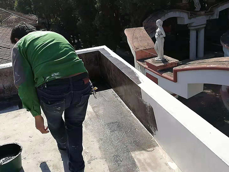 屋頂刷防水維修：1、清理基層，施工前要將基層表面的塵土和雜物清理干凈，然后用熱熔法改性瀝青卷材對防水層施工前在水落口、管根、陰陽角等細(xì)部先做好附加層。 2、鋪貼卷材，首先卷材的厚度要符合要求，將防水卷材裁剪成相應(yīng)的尺寸，用火焰噴槍加熱基層和卷材的交接處，趁卷材的材面剛剛?cè)刍瘯r(shí)將卷材向前滾鋪、粘貼。鋪貼平面與立面相連接的卷材應(yīng)由下向上進(jìn)行。 3、熱熔封邊，用噴槍將卷材搭接處加熱，讓其粘結(jié)牢固，然后涂刷第一遍防水涂料。防水施工前要先保證地面干凈、干燥，防水涂料要滿涂，確保無遺漏，與基層結(jié)合要牢固，無裂紋和氣泡等，防水涂料厚度要達(dá)到產(chǎn)品規(guī)定的要求。 4、待第一遍防水涂料完全干透之后再進(jìn)行第二遍防水涂刷，第一遍防水涂料沒有完全干透就進(jìn)行第二遍防水施工的話會(huì)使防水效果大打折扣。 5、鋪保護(hù)層，防水工作做完后，在表面鋪上保護(hù)層，是為了防止之后的施工把防水層破壞，保護(hù)層鋪貼要完全覆蓋防水層，做到無遺漏，與基層結(jié)合牢固無氣泡和脫落現(xiàn)象發(fā)生。 6、閉水試驗(yàn)，閉水試驗(yàn)時(shí)水的高度不能低于2cm，然后觀察24小時(shí)以上，看其有無滲漏的現(xiàn)象發(fā)生，如果沒有才算合格。