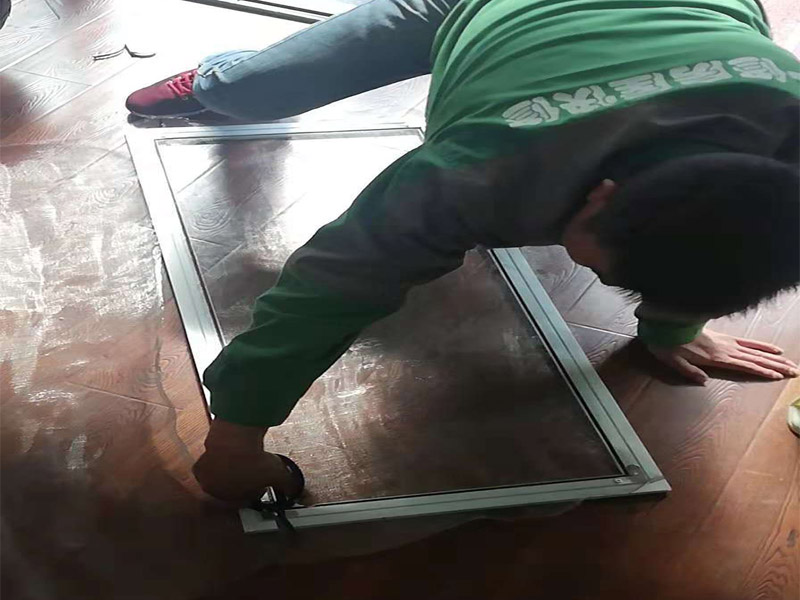 窗戶維修安裝：在密封陽(yáng)臺(tái)之前，應(yīng)準(zhǔn)確測(cè)量陽(yáng)臺(tái)封閉表面的尺寸。窗框和玻璃應(yīng)由施工現(xiàn)場(chǎng)外的尺子處理并運(yùn)送到施工現(xiàn)場(chǎng)。在安裝之前，應(yīng)檢查窗口尺寸以匹配陽(yáng)臺(tái)開口的大小。 窗戶安裝方法-固定支架 用固定件固定：在安裝窗戶之前應(yīng)清潔陽(yáng)臺(tái)開口的基層需要將窗戶與墻壁的基材隔開，并在固定點(diǎn)處打預(yù)設(shè)膨脹螺栓或塑料膨脹銷以固定窗戶，安裝窗戶時(shí)首先將窗口牢牢固定在孔上固定其位置，然后用螺釘和塑料膨脹銷固定。 用膨脹螺栓固定：通常螺栓長(zhǎng)度需要10厘米，如果錯(cuò)過(guò)了一些孔請(qǐng)用水泥等擦拭，螺栓需要12厘米長(zhǎng)才能直接固定在原始?jí)w的水泥澆注層上，以穩(wěn)定窗框，你可以用手敲它，如果你發(fā)現(xiàn)窗框周圍的墻是空心的，你需要深入。