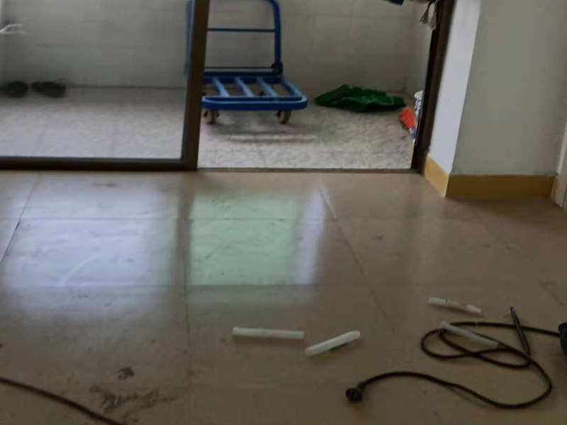 地磚拆除：拆除地面磚最容易的方法是,先想辦法撬開(kāi)大門(mén)口的那塊地磚,因?yàn)槟菈K磚是有一邊露在外面的,比較容易撬開(kāi)。再用扁的鑿子一片片的往里撬,如果水泥砂漿做得不是特別牢的話,可以用錘子把扁鑿敲進(jìn)地磚和水泥地面中間的縫隙里的,那樣就能把地磚整塊的撬起來(lái)。這樣的方法比用錘子從正面敲碎地磚要容易得多。如果順利的話,可能全部能夠撬起來(lái)。如果有一小部份撬不起來(lái)的。再用錘子敲碎就行了。