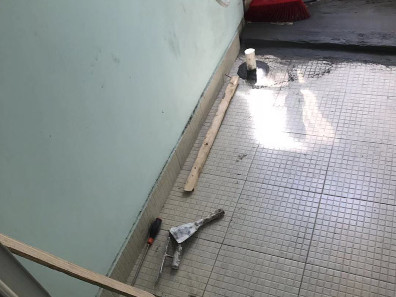 地漏維修：1.在進(jìn)行衛(wèi)生間地漏更換前，需要將所需材料和工具準(zhǔn)備好，例如水泥砂漿、螺絲刀、錘子、刮刀以及新的地漏等。還應(yīng)確認(rèn)好新的地漏是否和家中的舊地漏尺寸大小一致，常見的方形地漏尺寸為十厘米，也有一種十二厘米的圓狀地漏，下水管直徑一般都是5厘米。 2.使用螺絲刀將舊的地漏和四周瓷磚進(jìn)行慢慢翹起分開，再使用一字的螺絲刀將舊地漏周圍的水泥慢慢弄出來，然后使用錘子輕輕的敲擊地漏，讓它和水泥完全分離開來，再將地漏拿出。最后使用槽子將地漏安裝位置四周殘留的水泥清理干凈，做到無雜物，便于后期安裝。 3. 將地漏安裝位置清理完成后，就可以在地漏四周的壁面進(jìn)行耐水膩?zhàn)拥奶幚恚碌芈┑谋趁嬉残枰褂媚佔(zhàn)舆M(jìn)行涂抹處理，這樣做是為了讓地漏和地面更加粘結(jié)。但需要將多余的水泥砂漿鏟去，將地面的垃圾清理干凈。 4. 在進(jìn)行地漏安裝時(shí)，需要先將地漏的芯層取出來，以免施工造成水泥砂漿跑入，影響地漏使用。地漏安裝高度應(yīng)以地磚持平，不能高出地面，再在四周涂抹白水泥進(jìn)行密封，安裝好芯層和表蓋，自然晾干后，就可以使用地漏了。