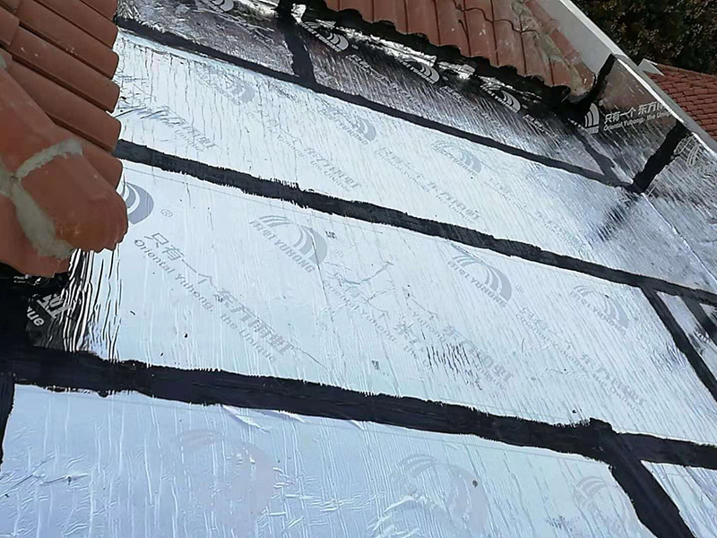 屋頂做防水：1、清理基層，施工前要將基層表面的塵土和雜物清理干凈，然后用熱熔法改性瀝青卷材對(duì)防水層施工前在水落口、管根、陰陽(yáng)角等細(xì)部先做好附加層。 2、鋪貼卷材，首先卷材的厚度要符合要求，將防水卷材裁剪成相應(yīng)的尺寸，用火焰噴槍加熱基層和卷材的交接處，趁卷材的材面剛剛?cè)刍瘯r(shí)將卷材向前滾鋪、粘貼。鋪貼平面與立面相連接的卷材應(yīng)由下向上進(jìn)行。 3、熱熔封邊，用噴槍將卷材搭接處加熱，讓其粘結(jié)牢固，然后涂刷第一遍防水涂料。防水施工前要先保證地面干凈、干燥，防水涂料要滿涂，確保無(wú)遺漏，與基層結(jié)合要牢固，無(wú)裂紋和氣泡等，防水涂料厚度要達(dá)到產(chǎn)品規(guī)定的要求。 4、待第一遍防水涂料完全干透之后再進(jìn)行第二遍防水涂刷，第一遍防水涂料沒(méi)有完全干透就進(jìn)行第二遍防水施工的話會(huì)使防水效果大打折扣。 5、鋪保護(hù)層，防水工作做完后，在表面鋪上保護(hù)層，是為了防止之后的施工把防水層破壞，保護(hù)層鋪貼要完全覆蓋防水層，做到無(wú)遺漏，與基層結(jié)合牢固無(wú)氣泡和脫落現(xiàn)象發(fā)生。 6、閉水試驗(yàn)，閉水試驗(yàn)時(shí)水的高度不能低于2cm，然后觀察24小時(shí)以上，看其有無(wú)滲漏的現(xiàn)象發(fā)生，如果沒(méi)有才算合格。