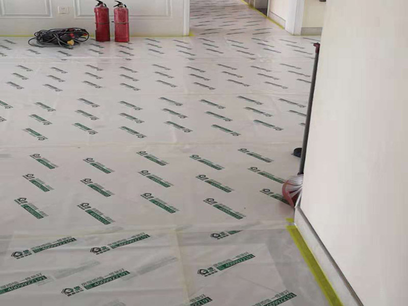 整體裝修翻新：首先要準(zhǔn)備工具裝修前，明確裝修過程涉及的面積。測量的內(nèi)容主要包括：明確裝修過程涉及的面積。特別是貼磚面積、墻面漆面積、壁紙面積、地板面積；明確主要墻面尺寸。特別是以后需要設(shè)計(jì)擺放家具的墻面尺寸。然后主體拆改是最先上的一個項(xiàng)目，主要包括拆墻、砌墻、鏟墻皮、拆暖氣、換塑鋼窗等等。拆改完的垃圾，要及時清理出去，保證室內(nèi)的清潔，也是為了方便施工。水電改造前，櫥柜設(shè)計(jì)師應(yīng)上門進(jìn)行第一次測量，幫你確定好電源、水路的改造方案。熱水器，也最好派人來根據(jù)你所確定的型號，設(shè)計(jì)好電源、接口的位置。