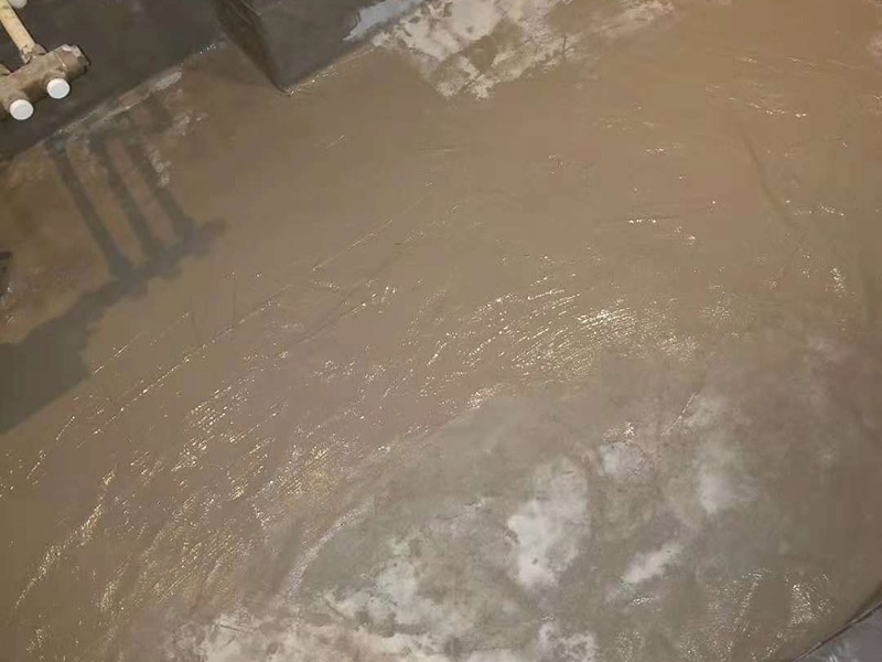 衛(wèi)生間做防水卷材：施工前要確保地面的干爽防水涂料要涂滿，沒有任何遺漏與基層結(jié)合要牢固、沒有裂紋、無氣泡、無脫落的現(xiàn)象涂刷的高度是一致的，厚度要達到產(chǎn)品規(guī)定的要求，要注意的是要等待第1遍涂料，干透后才可以進行第2遍涂料的粉刷，具體的時間要看產(chǎn)品特性來確定的。