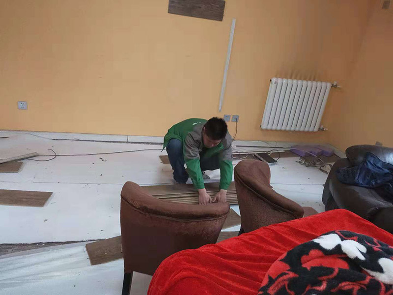 地板拆除維修：地板在日常生活中的磨損最大，二手房的地板一般要做全面拆除，對于外觀質(zhì)量優(yōu)異，材質(zhì)名貴的實(shí)木地板也可以保留下來。而復(fù)合木地板造價(jià)低廉，可以全部拆除。 復(fù)合木地板拆除工藝比較簡單，清除房間的家具后，使用平口螺絲刀將踢腳線撬開，再沿著踢腳線邊緣將墻角的地板撬開并拆除，這塊地板可能會(huì)破損，但是其他地板就可以完整拆除了，帶有鎖扣結(jié)構(gòu)的復(fù)合木地板要順應(yīng)地板的長邊抽出，這樣會(huì)比較輕松。要開窗通風(fēng)，待地面完全工燥后再鋪設(shè)新地板。 實(shí)木地板的拆除工藝比較復(fù)雜，拆除踢腳線后仍從墻角邊緣開始，使用起釘錘將木地板撬起抽出，由于實(shí)木地板安裝在木龍骨上，撬起時(shí)會(huì)有一定的彈性，施工難度較大，但是不能使用切割機(jī)，因?yàn)榍懈顧C(jī)容易破壞地面和固定木龍骨的膨脹螺栓而產(chǎn)生火花。