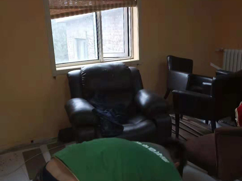 地板拆除維修：地板在日常生活中的磨損最大，二手房的地板一般要做全面拆除，對于外觀質(zhì)量優(yōu)異，材質(zhì)名貴的實(shí)木地板也可以保留下來。而復(fù)合木地板造價(jià)低廉，可以全部拆除。 復(fù)合木地板拆除工藝比較簡單，清除房間的家具后，使用平口螺絲刀將踢腳線撬開，再沿著踢腳線邊緣將墻角的地板撬開并拆除，這塊地板可能會(huì)破損，但是其他地板就可以完整拆除了，帶有鎖扣結(jié)構(gòu)的復(fù)合木地板要順應(yīng)地板的長邊抽出，這樣會(huì)比較輕松。要開窗通風(fēng)，待地面完全工燥后再鋪設(shè)新地板。 實(shí)木地板的拆除工藝比較復(fù)雜，拆除踢腳線后仍從墻角邊緣開始，使用起釘錘將木地板撬起抽出，由于實(shí)木地板安裝在木龍骨上，撬起時(shí)會(huì)有一定的彈性，施工難度較大，但是不能使用切割機(jī)，因?yàn)榍懈顧C(jī)容易破壞地面和固定木龍骨的膨脹螺栓而產(chǎn)生火花。