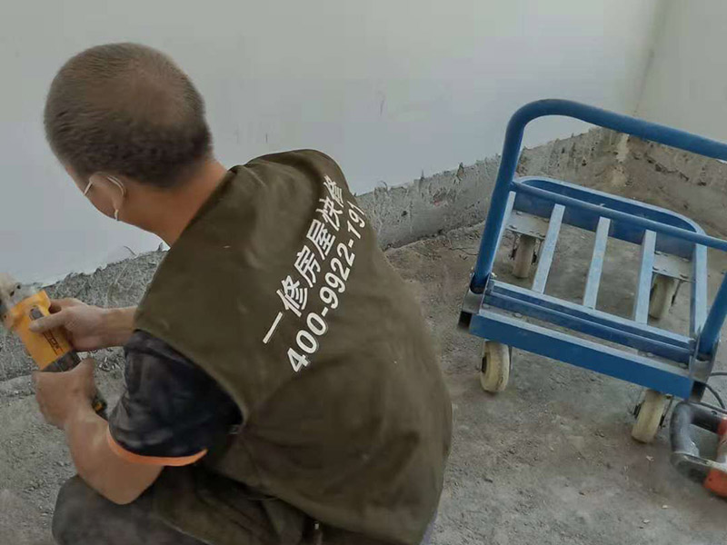 電路改造維修：一：定位 我們要用電需求進(jìn)行定位，比如：哪里需要開關(guān)插座，哪里需要燈，哪里需要安裝空調(diào)等要求，電工會(huì)根據(jù)你的需求進(jìn)行定位，這樣使用起來非常方便。 二：開槽 完成定位之后，師傅會(huì)按照定位和電路走向，進(jìn)行開槽布線，開的槽要橫平豎直，這樣才是規(guī)范的做法。 三：布線 布線都是使用線管進(jìn)行暗埋，有PVC和冷彎管兩種，冷彎管彎曲效果很好，不會(huì)斷裂，是布線不錯(cuò)的選擇，它的轉(zhuǎn)角有一定弧度，線可以隨便更換，不需要開墻。 四：彎管 如果選擇冷彎管的話，需要借助彎管工具，弧度是線管直徑的十倍，這樣穿線或拆線，才能暢通無阻。 五：布線要遵循的原則 (1)強(qiáng)弱電之間的距離是30-50公分，避免受到干擾，影響正常使用，甚至不安全，強(qiáng)弱電不可以在同一根管內(nèi)。 (2)管子里面的導(dǎo)線總截面面積，要比保護(hù)管截面面積小百分之四十，比如：二十的管內(nèi)最多可以穿四根2.5平方的電線。 (3)如果線管需要連接，肯定要使用接頭，接頭和管子要用膠粘牢固。線管在地面的話，需要進(jìn)行保護(hù)，預(yù)防被踩裂，影響后期檢修。 (4)如果布線長(zhǎng)度超過了十五米，或者是有三個(gè)彎曲的時(shí)候，在中間需要多安裝一個(gè)線盒，在拆裝電線時(shí)，過長(zhǎng)或者彎曲太多，線從穿線管里面過不去。 (5)空調(diào)插座安裝需要離地面兩米以上，電線線路和煤氣管道的距離要在四十公分以上;插座安裝要離地面三十公分的高度。