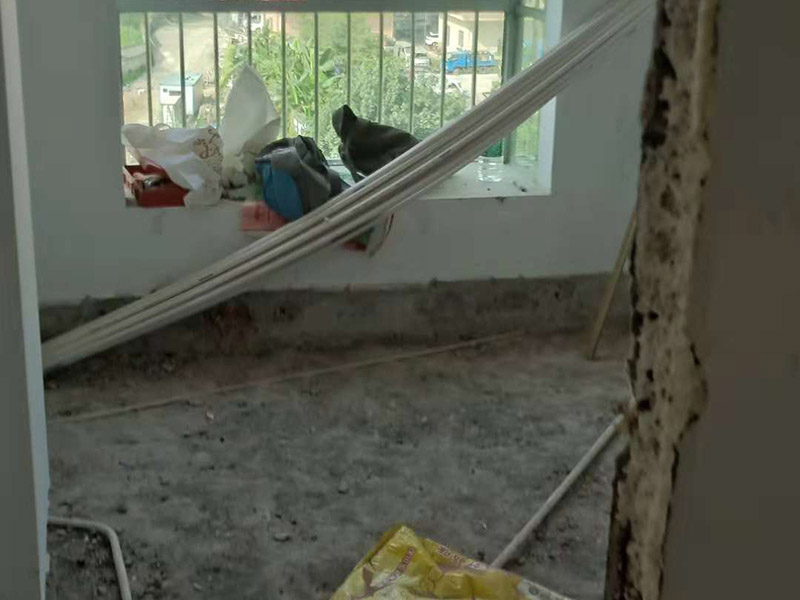 電路改造維修：一：定位 我們要用電需求進(jìn)行定位，比如：哪里需要開關(guān)插座，哪里需要燈，哪里需要安裝空調(diào)等要求，電工會(huì)根據(jù)你的需求進(jìn)行定位，這樣使用起來非常方便。 二：開槽 完成定位之后，師傅會(huì)按照定位和電路走向，進(jìn)行開槽布線，開的槽要橫平豎直，這樣才是規(guī)范的做法。 三：布線 布線都是使用線管進(jìn)行暗埋，有PVC和冷彎管兩種，冷彎管彎曲效果很好，不會(huì)斷裂，是布線不錯(cuò)的選擇，它的轉(zhuǎn)角有一定弧度，線可以隨便更換，不需要開墻。 四：彎管 如果選擇冷彎管的話，需要借助彎管工具，弧度是線管直徑的十倍，這樣穿線或拆線，才能暢通無阻。 五：布線要遵循的原則 (1)強(qiáng)弱電之間的距離是30-50公分，避免受到干擾，影響正常使用，甚至不安全，強(qiáng)弱電不可以在同一根管內(nèi)。 (2)管子里面的導(dǎo)線總截面面積，要比保護(hù)管截面面積小百分之四十，比如：二十的管內(nèi)最多可以穿四根2.5平方的電線。 (3)如果線管需要連接，肯定要使用接頭，接頭和管子要用膠粘牢固。線管在地面的話，需要進(jìn)行保護(hù)，預(yù)防被踩裂，影響后期檢修。 (4)如果布線長(zhǎng)度超過了十五米，或者是有三個(gè)彎曲的時(shí)候，在中間需要多安裝一個(gè)線盒，在拆裝電線時(shí)，過長(zhǎng)或者彎曲太多，線從穿線管里面過不去。 (5)空調(diào)插座安裝需要離地面兩米以上，電線線路和煤氣管道的距離要在四十公分以上;插座安裝要離地面三十公分的高度。