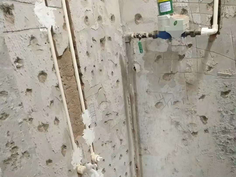 局部改水電維修：確定改造方案&mdash;&mdash;彈線開槽&mdash;&mdash;布管固定線盒&mdash;&mdash;穿線/焊接&mdash;&mdash;水電管加固&mdash;&mdash;進(jìn)行絕緣/打壓測(cè)試&mdash;&mdash;水電管槽回填&mdash;&mdash;水電節(jié)點(diǎn)驗(yàn)收。 水電布局到底是點(diǎn)對(duì)點(diǎn)，還是橫平豎直，得根據(jù)現(xiàn)場(chǎng)情況定。一般來(lái)說(shuō)，線路比較少的時(shí)候，可以點(diǎn)對(duì)點(diǎn)；但線路多時(shí)，強(qiáng)行點(diǎn)對(duì)點(diǎn)會(huì)讓地面開滿了槽，如同蜘蛛網(wǎng)一般，進(jìn)而導(dǎo)致地面強(qiáng)度下降。高老莊的工做地面水電改造時(shí)，會(huì)盡可能讓電線點(diǎn)對(duì)點(diǎn)，節(jié)約業(yè)主的錢；水路橫平豎直，則是因?yàn)橐话闼返倪B接件都是直角連接，很少有斜角。在布置水電線路時(shí)，有個(gè)原則叫&ldquo;水走天，電走地，廚衛(wèi)走頂不走地，電在上，水在下&rdquo;。墻面盡量豎直開槽。承重墻禁止開斜槽、橫槽，輕體墻也盡量不要開橫槽，就算必需開，也不能超過(guò)30cm。在混凝土墻面上開槽時(shí)，不能鋸斷鋼筋，同樣需要鑿淺槽并裝好護(hù)套軟管。 一般情況下，一根管道里可以穿兩三根電線。如果再多，就要多加幾根管道。電線不能都擠在一根管里，還是要留出一些空間，讓人能比較順暢地拽得動(dòng)。這樣將來(lái)如有需要，就可以直接拽著電線以舊換新，不需要重新再開一遍槽了。