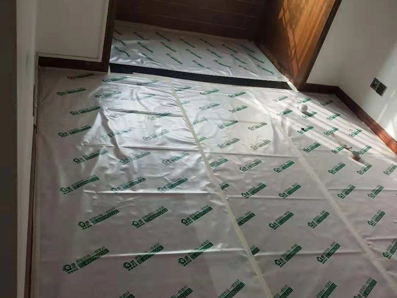 整體家具拆除維修：衣柜：首先，將部分比較簡單直觀的部件進(jìn)行組裝，比如層板、柜門等。然后進(jìn)行柜類的安裝，應(yīng)遵循從上到下，由里及外的順序，將整體的框架安裝固定好，再進(jìn)行局部的組裝。最后在進(jìn)部件組裝的過程中，記得用螺絲將銜接處進(jìn)行固定。 床: 1、一般，床類家具是安裝內(nèi)架、床杠、床屏以及床尾的順序依次組裝的。 2、了解了床的安裝順序，就可以進(jìn)行組裝了。首先將升降腳釘進(jìn)行安裝，接著是床母。 3、其次，在床的排骨架上也需要安裝升降腳。