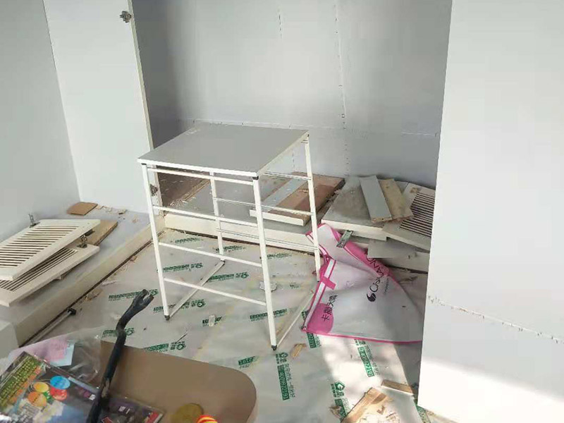 整體家具拆除維修：衣柜：首先，將部分比較簡單直觀的部件進(jìn)行組裝，比如層板、柜門等。然后進(jìn)行柜類的安裝，應(yīng)遵循從上到下，由里及外的順序，將整體的框架安裝固定好，再進(jìn)行局部的組裝。最后在進(jìn)部件組裝的過程中，記得用螺絲將銜接處進(jìn)行固定。 床: 1、一般，床類家具是安裝內(nèi)架、床杠、床屏以及床尾的順序依次組裝的。 2、了解了床的安裝順序，就可以進(jìn)行組裝了。首先將升降腳釘進(jìn)行安裝，接著是床母。 3、其次，在床的排骨架上也需要安裝升降腳。