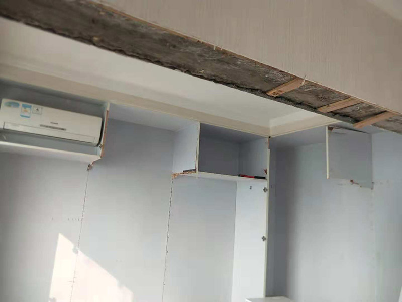 整體家具拆除維修：衣柜：首先，將部分比較簡單直觀的部件進(jìn)行組裝，比如層板、柜門等。然后進(jìn)行柜類的安裝，應(yīng)遵循從上到下，由里及外的順序，將整體的框架安裝固定好，再進(jìn)行局部的組裝。最后在進(jìn)部件組裝的過程中，記得用螺絲將銜接處進(jìn)行固定。 床: 1、一般，床類家具是安裝內(nèi)架、床杠、床屏以及床尾的順序依次組裝的。 2、了解了床的安裝順序，就可以進(jìn)行組裝了。首先將升降腳釘進(jìn)行安裝，接著是床母。 3、其次，在床的排骨架上也需要安裝升降腳。