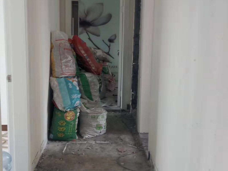 整體裝修拆除：主體拆改就是先改變空間格局框架，然后在搭建好的框架上做水電、吊頂?shù)软?xiàng)目。主要內(nèi)容包括拆墻、砌墻、鏟墻皮、拆暖氣、換塑鋼窗等等。如果是二手房進(jìn)行主體拆改，那么還要做水電改造，空調(diào)移機(jī)之類(lèi)的步驟，方便后期墻面涂刷。 1、設(shè)計(jì)圖紙。在進(jìn)行拆改之前先要設(shè)計(jì)好圖紙，根據(jù)業(yè)主的需求，將空間重新劃分。若是沒(méi)有圖紙的指導(dǎo)就直接拆改，萬(wàn)一拆改錯(cuò)了，那么就是費(fèi)工又廢料。 2、原主體材料的留去。原有的裝修材料能用的就留下來(lái)，例如墻面處理時(shí)原來(lái)的膩?zhàn)邮欠浪佔(zhàn)?，就不用鏟了。 3、墻體拆改。按照裝修圖紙的指示進(jìn)行拆墻、砌新墻。 4、地面拆改要拆掉地皮，墻面裝修要拆掉暖氣，門(mén)窗也要更換。 5、清理垃圾。拆除工程會(huì)產(chǎn)生大量的垃圾，如不及時(shí)清理會(huì)耽誤拆除進(jìn)程。