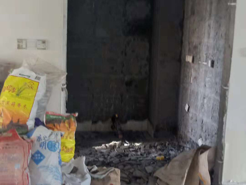 整體裝修拆除：主體拆改就是先改變空間格局框架，然后在搭建好的框架上做水電、吊頂?shù)软?xiàng)目。主要內(nèi)容包括拆墻、砌墻、鏟墻皮、拆暖氣、換塑鋼窗等等。如果是二手房進(jìn)行主體拆改，那么還要做水電改造，空調(diào)移機(jī)之類(lèi)的步驟，方便后期墻面涂刷。 1、設(shè)計(jì)圖紙。在進(jìn)行拆改之前先要設(shè)計(jì)好圖紙，根據(jù)業(yè)主的需求，將空間重新劃分。若是沒(méi)有圖紙的指導(dǎo)就直接拆改，萬(wàn)一拆改錯(cuò)了，那么就是費(fèi)工又廢料。 2、原主體材料的留去。原有的裝修材料能用的就留下來(lái)，例如墻面處理時(shí)原來(lái)的膩?zhàn)邮欠浪佔(zhàn)?，就不用鏟了。 3、墻體拆改。按照裝修圖紙的指示進(jìn)行拆墻、砌新墻。 4、地面拆改要拆掉地皮，墻面裝修要拆掉暖氣，門(mén)窗也要更換。 5、清理垃圾。拆除工程會(huì)產(chǎn)生大量的垃圾，如不及時(shí)清理會(huì)耽誤拆除進(jìn)程。