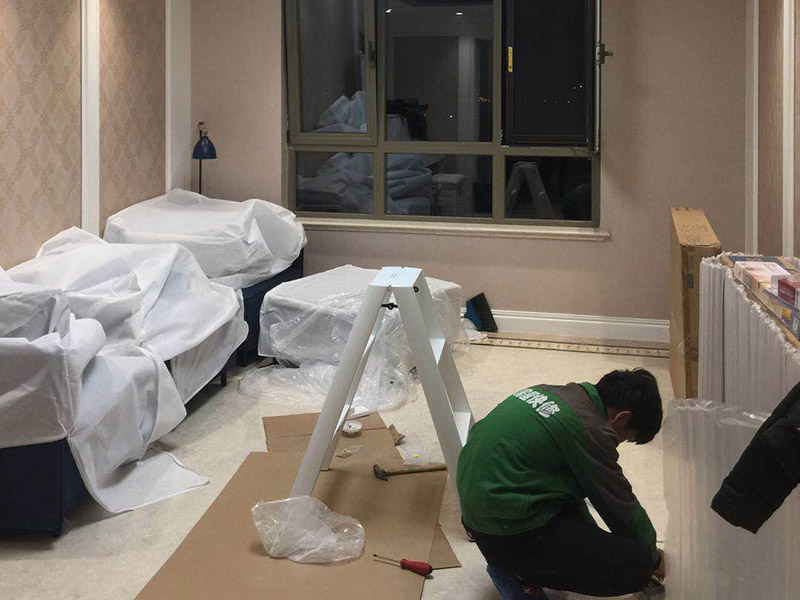 安裝燈具：1、燈具檢查 檢查燈具的安裝配件，看生產(chǎn)商的有關(guān)文件和技術(shù)是否齊全，看燈具的外觀是否有損壞，有無變形、金屬脫落、腐蝕等現(xiàn)象。 2、組裝燈具 將燈具部件連成一體，燈的穿線長(zhǎng)度要適宜，對(duì)于多出的線頭應(yīng)搪錫，要注意區(qū)分火線和零線，將線路理順。 3、燈具安裝 燈具電源線要留足，然后剪去余線，剝出線頭，再用螺釘將燈座安裝在接線盒上。 4、通電試運(yùn)行 安裝完成后，打開電源，檢測(cè)是否通電。