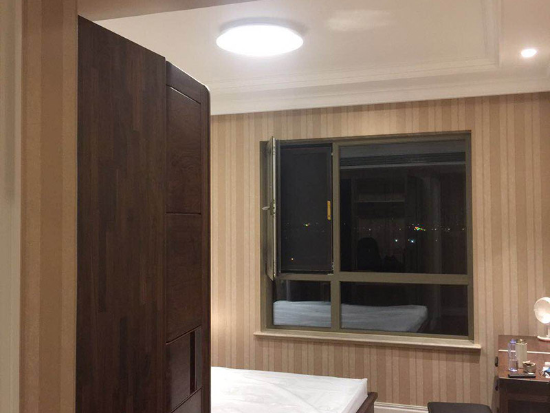 安裝燈具：1、燈具檢查 檢查燈具的安裝配件，看生產(chǎn)商的有關(guān)文件和技術(shù)是否齊全，看燈具的外觀是否有損壞，有無變形、金屬脫落、腐蝕等現(xiàn)象。 2、組裝燈具 將燈具部件連成一體，燈的穿線長(zhǎng)度要適宜，對(duì)于多出的線頭應(yīng)搪錫，要注意區(qū)分火線和零線，將線路理順。 3、燈具安裝 燈具電源線要留足，然后剪去余線，剝出線頭，再用螺釘將燈座安裝在接線盒上。 4、通電試運(yùn)行 安裝完成后，打開電源，檢測(cè)是否通電。