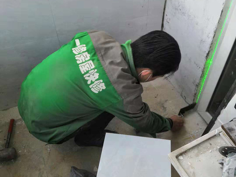 瓷磚鋪貼：1、基層處理 將塵土、雜物徹底清掃干凈，不得有空鼓、開(kāi)裂及起砂等缺陷。 2、彈線 施工前在墻體四周彈出標(biāo)高控制線，在地面彈出十字線，以控制地磚分隔尺寸。 3、預(yù)鋪 首先應(yīng)在圖紙?jiān)O(shè)計(jì)要求的基礎(chǔ)上，對(duì)地磚的色彩、紋理、表面平整等進(jìn)行嚴(yán)格的挑選，然后按照?qǐng)D紙要求預(yù)鋪。對(duì)于預(yù)鋪中可能出現(xiàn)的尺寸、色彩、紋理誤差等進(jìn)行調(diào)整、交換，直至達(dá)到最佳效果，按鋪貼順利堆放整齊備用。 4、鋪貼 鋪設(shè)選用1：3干硬性水泥砂漿，砂漿厚度25mm左右。鋪貼前將地磚背面濕潤(rùn)，需正面干燥為宜。把地磚按照要求放在水泥砂漿上，用橡皮錘輕敲地磚飾面直至密實(shí)平整達(dá)到要求。 5、勾縫 地磚鋪完后24h進(jìn)行清理勾縫，勾縫前應(yīng)先將地磚縫隙內(nèi)雜質(zhì)擦凈，用專用填縫劑勾縫。 6、清理 在家裝貼瓷磚施工過(guò)程中隨干隨清，完工后(一般宜在24h之后)再用棉紗等物對(duì)地磚表面進(jìn)行理。