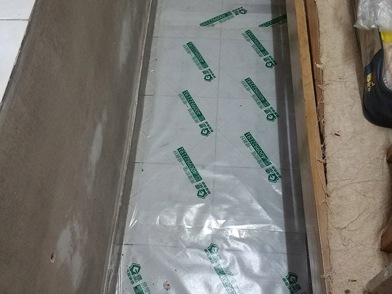 地面保護(hù)維修：房屋裝修、建筑裝修的整個過程都是非常漫長的，并非一兩天就能完工的，其中涉及的環(huán)節(jié)也很多。在裝修施工的過程中，裝修工人們會不斷進(jìn)進(jìn)出出，而且還會攜帶一些水泥漿等泥土，甚至是油漆或者被堅利物刮花，如果不采取地面保護(hù)措施，這樣對地面會造成很大的影響。 地板保護(hù)膜能夠在近年來的迅速興起，它的保護(hù)作用是不可忽視的。它是采用環(huán)保pvc和工業(yè)用針織棉制作而成，有雙重作用。pvc具備防滑、防水、防油漆甚至防火阻燃的功能，結(jié)合針織棉能夠防潮吸沙塵、對從高處掉下的東西起到一個緩沖減震的作用。 使用了裝飾地板保護(hù)膜，可以有效防止地面瓷磚，大理石，木地板被損傷刮花。