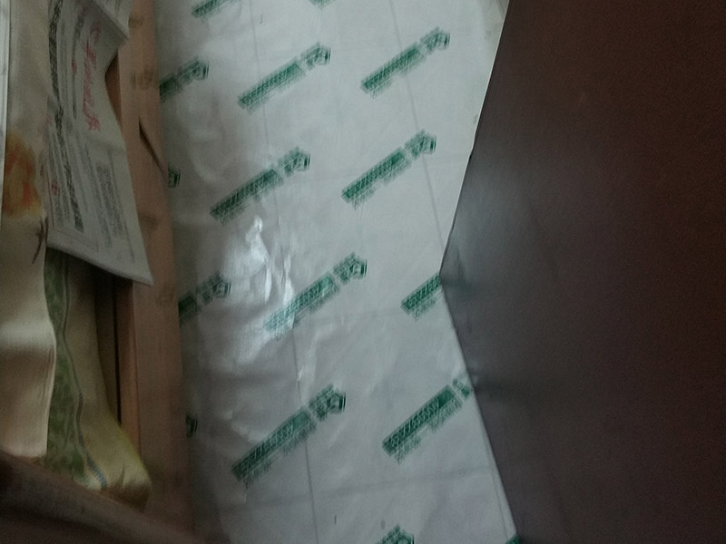 地面保護(hù)維修：房屋裝修、建筑裝修的整個過程都是非常漫長的，并非一兩天就能完工的，其中涉及的環(huán)節(jié)也很多。在裝修施工的過程中，裝修工人們會不斷進(jìn)進(jìn)出出，而且還會攜帶一些水泥漿等泥土，甚至是油漆或者被堅利物刮花，如果不采取地面保護(hù)措施，這樣對地面會造成很大的影響。 地板保護(hù)膜能夠在近年來的迅速興起，它的保護(hù)作用是不可忽視的。它是采用環(huán)保pvc和工業(yè)用針織棉制作而成，有雙重作用。pvc具備防滑、防水、防油漆甚至防火阻燃的功能，結(jié)合針織棉能夠防潮吸沙塵、對從高處掉下的東西起到一個緩沖減震的作用。 使用了裝飾地板保護(hù)膜，可以有效防止地面瓷磚，大理石，木地板被損傷刮花。