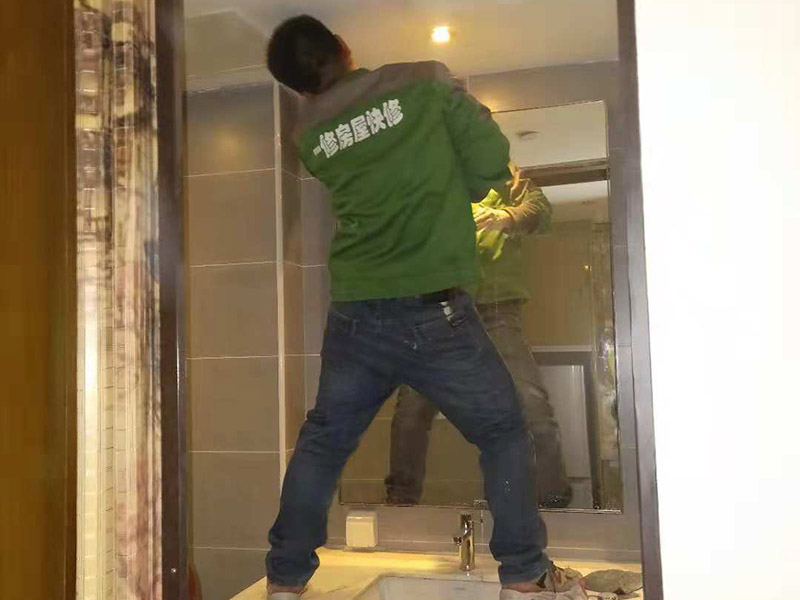 公寓局部裝修：1、公寓面積較小，適合1到2人居住，不需要設(shè)計過多的功能房。為保證主人生活方便，保證臥室、客廳、衛(wèi)浴、廚房基本功能性空間的存在，其他區(qū)域則可以根據(jù)剩余空間的大小以及自己的需求來設(shè)計。 2、室內(nèi)空間狹小，因此在裝飾時應(yīng)盡量選用淺淡的色調(diào)，白色、黃色等淺色調(diào)可以讓室內(nèi)空間有變大的效果，而且還可采用具有通透性或玻璃材質(zhì)的家具和桌椅等，讓空間變得明亮又寬敞。 3、在公寓裝修時，應(yīng)盡量避免采用硬質(zhì)的隔斷，最好采取軟隔斷的方式來對空間進(jìn)行分隔，可以采用隔斷柜、屏風(fēng)、家具等物品進(jìn)行隔斷，這樣會讓室內(nèi)的采光和通風(fēng)變得更好。