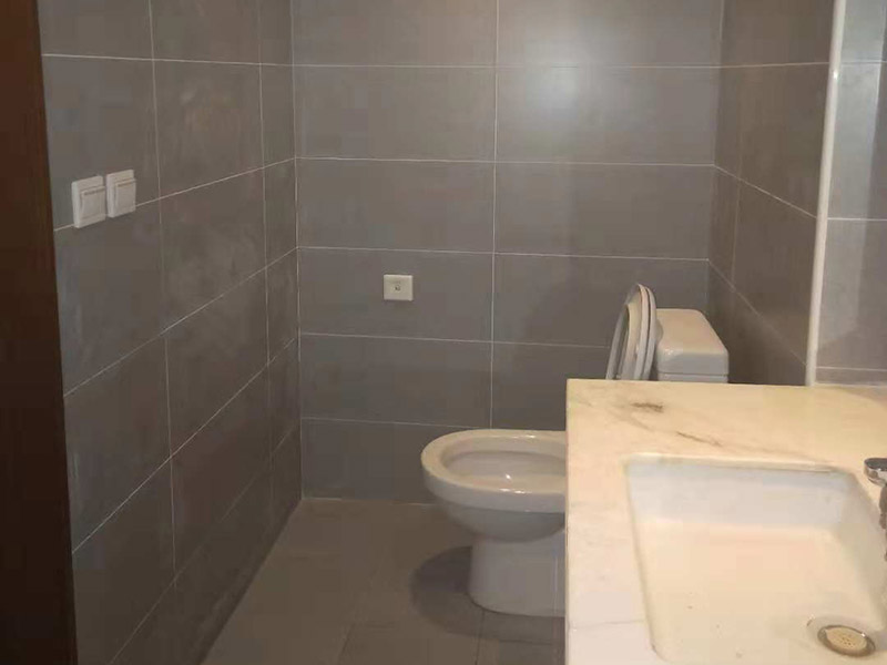 公寓局部裝修：1、公寓面積較小，適合1到2人居住，不需要設(shè)計過多的功能房。為保證主人生活方便，保證臥室、客廳、衛(wèi)浴、廚房基本功能性空間的存在，其他區(qū)域則可以根據(jù)剩余空間的大小以及自己的需求來設(shè)計。 2、室內(nèi)空間狹小，因此在裝飾時應(yīng)盡量選用淺淡的色調(diào)，白色、黃色等淺色調(diào)可以讓室內(nèi)空間有變大的效果，而且還可采用具有通透性或玻璃材質(zhì)的家具和桌椅等，讓空間變得明亮又寬敞。 3、在公寓裝修時，應(yīng)盡量避免采用硬質(zhì)的隔斷，最好采取軟隔斷的方式來對空間進(jìn)行分隔，可以采用隔斷柜、屏風(fēng)、家具等物品進(jìn)行隔斷，這樣會讓室內(nèi)的采光和通風(fēng)變得更好。