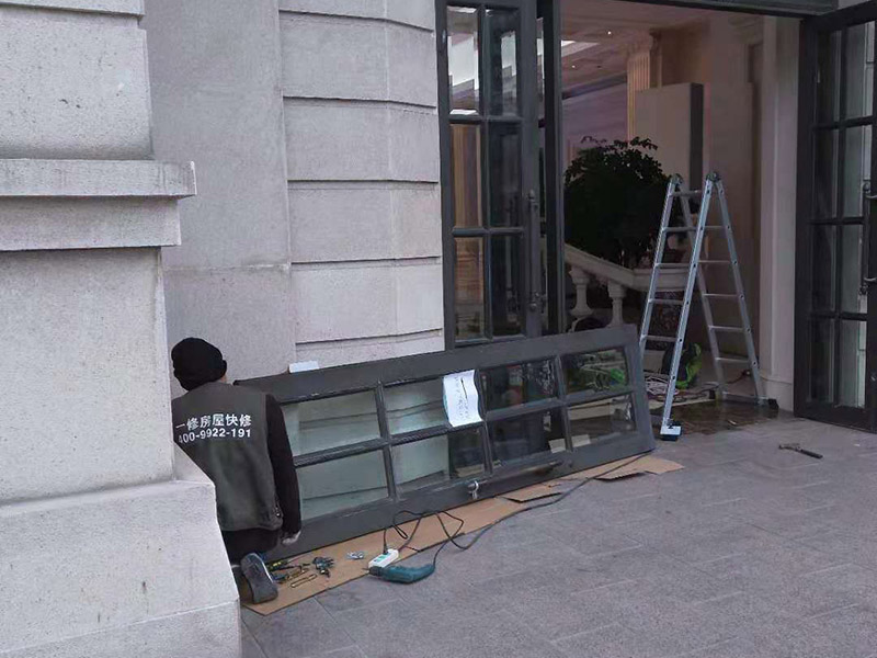 室外門維修：首先安裝門框，這個(gè)門檻是事先量好尺寸制作好的。把門框靠在門洞里，一般是安裝門扇的那邊靠墻。并使用沖擊鉆鉆孔，安裝2只膨脹螺絲。然后打安裝孔，使用膨脹螺絲穿過(guò)門框，在門框的后面適當(dāng)?shù)募尤?個(gè)斜頭木楔，并使用卷尺量好同樣的寬度，通過(guò)調(diào)節(jié)斜頭木楔的長(zhǎng)短達(dá)到合適的寬度。緊固好2只膨脹螺絲后就可以把門扇放入門框里，查看尺寸是否合適。并安裝門框上的合頁(yè)。把合頁(yè)對(duì)好位置，并使用鉚釘槍打入鉚釘，固定合頁(yè)，然后再在合頁(yè)上打第二個(gè)孔和安裝鉚釘。同樣的步驟安裝好門框下的合頁(yè)。完成2只合頁(yè)的安裝后就把門扇放入門框里，以合頁(yè)的安裝位置為基礎(chǔ)，移動(dòng)門扇，達(dá)到最佳安裝位置。如果門扇短一些，就可以在門扇底部墊斜頭進(jìn)行支墊。位置合適后使用記號(hào)筆做好合頁(yè)螺絲安裝孔位置。再使用手槍鉆鉆孔和使用鉚釘槍加入鉚釘。打開門查看移動(dòng)是否靈活，再完成剩下的孔的鉚釘安裝。