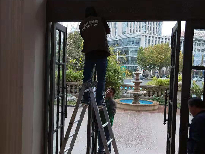 室外門維修：首先安裝門框，這個(gè)門檻是事先量好尺寸制作好的。把門框靠在門洞里，一般是安裝門扇的那邊靠墻。并使用沖擊鉆鉆孔，安裝2只膨脹螺絲。然后打安裝孔，使用膨脹螺絲穿過(guò)門框，在門框的后面適當(dāng)?shù)募尤?個(gè)斜頭木楔，并使用卷尺量好同樣的寬度，通過(guò)調(diào)節(jié)斜頭木楔的長(zhǎng)短達(dá)到合適的寬度。緊固好2只膨脹螺絲后就可以把門扇放入門框里，查看尺寸是否合適。并安裝門框上的合頁(yè)。把合頁(yè)對(duì)好位置，并使用鉚釘槍打入鉚釘，固定合頁(yè)，然后再在合頁(yè)上打第二個(gè)孔和安裝鉚釘。同樣的步驟安裝好門框下的合頁(yè)。完成2只合頁(yè)的安裝后就把門扇放入門框里，以合頁(yè)的安裝位置為基礎(chǔ)，移動(dòng)門扇，達(dá)到最佳安裝位置。如果門扇短一些，就可以在門扇底部墊斜頭進(jìn)行支墊。位置合適后使用記號(hào)筆做好合頁(yè)螺絲安裝孔位置。再使用手槍鉆鉆孔和使用鉚釘槍加入鉚釘。打開門查看移動(dòng)是否靈活，再完成剩下的孔的鉚釘安裝。