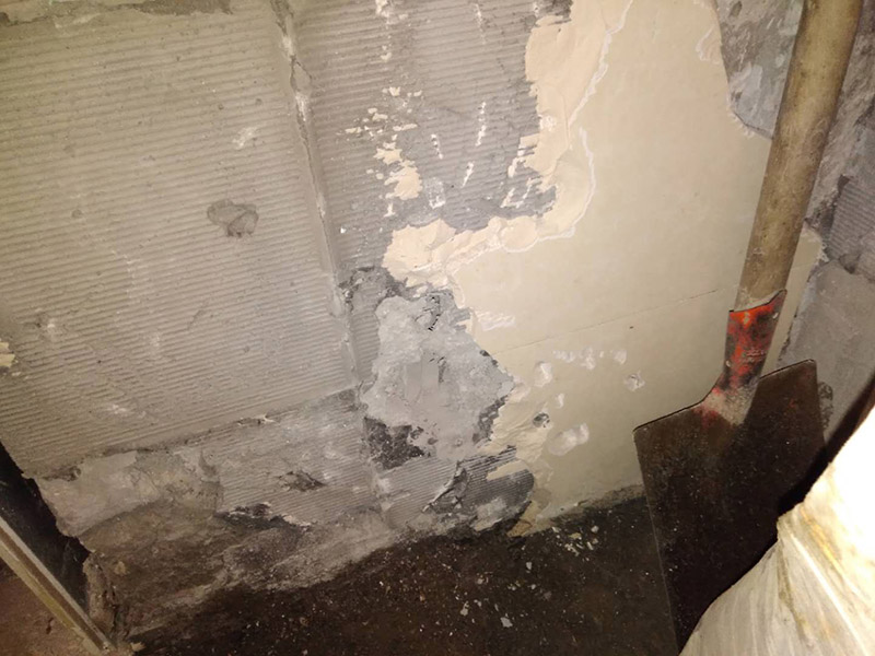 廁所拆除維修：洗浴用具可以在所有墻面敲磚前統(tǒng)一拆除，也可以與敲磚穿插進行。在拆除洗浴用具時，需要事先與屋主溝通。如果洗浴用具需要保留使用，則拆卸時注意不能損壞洗浴用具。并不是所有洗浴用具都需要馬上拆卸。拆卸一般是從墻體的下方往上方敲，從瓷磚的邊緣往里面敲，還需要根據(jù)拆卸的位置選擇適當?shù)那么u力度。敲磚是從墻體下方開始敲，從每塊瓷磚的邊緣開始敲。如果先敲上面的瓷磚，地面堆積的瓷磚較多，擋住下面的瓷磚，會不利于拆卸。在敲瓷磚的過程中，如果不是對地面瓷磚進行清理，避免瓷磚過多堆積，就會減緩施工進度甚至造成施工意外。