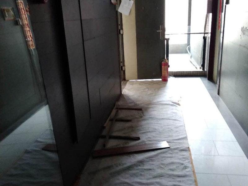 燈具線路改造：1、水電改造的第一步是水電定位，也就是根據(jù)用戶的需要定出全屋開(kāi)關(guān)插座的位置和水路接口的位置，水電工要根據(jù)開(kāi)關(guān)、插座、水龍頭的位置按圖把線路走向給用戶講清楚。而且要注意&ldquo;水走天、電走地&rdquo;原則，即水管走天棚，強(qiáng)、弱電盡量走地面，且強(qiáng)、弱電之間不能互相交叉及平行距離大于30厘米。 2、插座、開(kāi)關(guān)、燈具的電氣線路設(shè)計(jì)要考慮室內(nèi)空間的可變性，為可能的不同空間使用狀況做準(zhǔn)備，減少部分使用者在使用過(guò)程中的再規(guī)劃設(shè)計(jì)的障礙。 3、水電定位之后，接下來(lái)就是打槽了。好的打槽師傅打出的槽基本是一條直線，而且槽邊基本沒(méi)有什么毛齒。注意打槽之前，務(wù)必讓水電工將所有的水電走向在墻上劃出來(lái)標(biāo)明，記得對(duì)照水電圖，看是否一致。 4、水路改造時(shí)，注意周?chē)欢ㄒ麧?。水路改造訂合同時(shí)，最好注明水路改造用的材料。另外水路改造中要注意原房間下水管的大小，外接下水管的管子最好和原下水管匹配。冷熱水管應(yīng)左熱右冷，間距一般不小于20cm，具體視龍頭冷熱管間距而定。