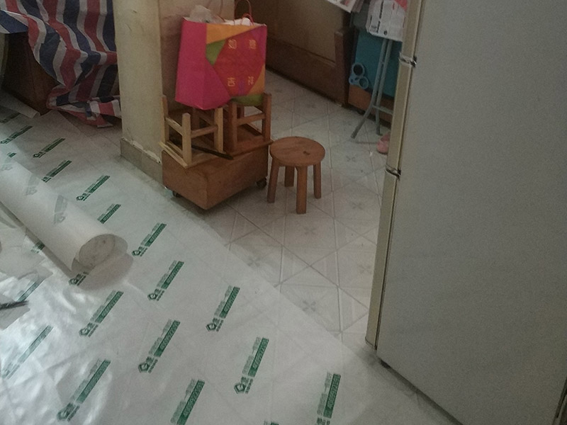 家具地面保護：房屋裝修、建筑裝修的整個過程都是非常漫長的，并非一兩天就能完工的，其中涉及的環(huán)節(jié)也很多。在裝修施工的過程中，裝修工人們會不斷進進出出，而且還會攜帶一些水泥漿等泥土，甚至是油漆或者被堅利物刮花，如果不采取地面保護措施，這樣對地面會造成很大的影響。 地板保護膜能夠在近年來的迅速興起，它的保護作用是不可忽視的。它是采用環(huán)保pvc和工業(yè)用針織棉制作而成，有雙重作用。pvc具備防滑、防水、防油漆甚至防火阻燃的功能，結合針織棉能夠防潮吸沙塵、對從高處掉下的東西起到一個緩沖減震的作用。 