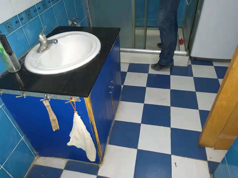 局部改造維修：1、現(xiàn)在的電線鋪設一般都是暗線，藏在墻體、地板地下、天花板上，所以，一旦誤入電線鋪設誤區(qū)將是欲改難改，不該則留下麻煩遺憾。因此，我們在電線鋪設錢一定要做好規(guī)劃，防止誤入以下的幾個誤區(qū)。 2、不僅是以前的房子，現(xiàn)在還有很多房子同樣存在一個情況，就是家里只有一個回路，一旦任何線路短路，整個房間的用電會陷入癱瘓。 3、我們在鋪設點顯時，根據(jù)使用面積，照明回路可選擇兩路或三路，電源插座三至四路。廚房和衛(wèi)生間各走一路線，空調(diào)回路兩至三路，一個空調(diào)回路帶兩部空調(diào)差不多。這樣當其中一個回路出現(xiàn)故障時，其他回路仍可正常供電，不會給正常生活帶來過多影響。 4、電路改造中經(jīng)?？吹?ldquo;電線的顏色沒有什么具體的要求，只要火線、零線、地線的顏色分開就行了&rdquo;這種電線顏色隨意使用的情況，在日后的使用和維修過程中就會存在安全隱患。如電路改造時為了圖方便和省材料，以藍線做火線和零線，日后維修，維修師傅不易找出火線和零線，為維修帶來不便，且易造成施工安全事故。