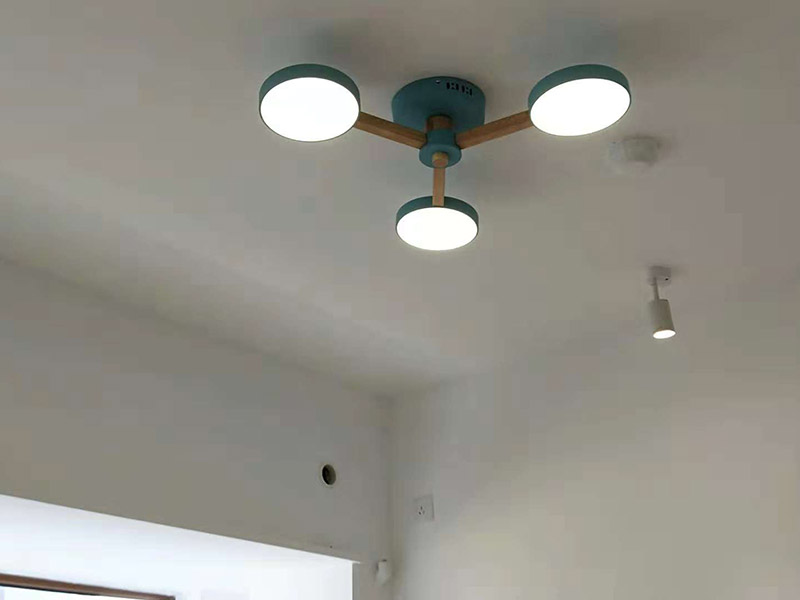 吊燈安裝：一、確定位置  吊燈位置確定之后，還要注意檢測(cè)該位置的承重力，畢竟一盞吊燈的重量還是蠻重的，尤其是客餐廳吊燈又大又重，倘若頂面承重力不夠，時(shí)間長(zhǎng)了會(huì)有脫落的危險(xiǎn)。所以吊燈安裝位置應(yīng)是實(shí)心磚石頂面或墻面，不宜是輕質(zhì)木質(zhì)頂面。 步驟二、拆吊燈面罩  吊燈面罩會(huì)有旋轉(zhuǎn)式和卡扣式兩種固定方式，大家拆卸時(shí)要小心謹(jǐn)慎，不要弄壞吊燈了。面罩和燈管都要取下來，以免安裝的過程中碰碎燈管。 三、安裝底座  將吊燈底座對(duì)著頂面或墻面的安裝位置，找到孔位并標(biāo)記出來，然后放下底座，使用與孔位規(guī)格相同的電鉆來打孔，天花板孔位一般是在6毫米，打孔完畢后就可以安裝膨脹螺栓了，這是固定吊燈底座用的，不過要注意孔的深度，要把膨脹螺絲塞入孔內(nèi)，使用錘子把它敲進(jìn)去，之后將底座與膨脹螺栓擰緊、固定，要與預(yù)先確定的安裝位置相同，不能有偏移的情況。 四、連接燈線   吊燈底座固定后，就可以連接燈線與電源線了，不過要注意連接的兩個(gè)線頭要接觸良好，需用黑膠布包裹好，并注意保持間距，盡量不把兩個(gè)連接頭放在一塊金屬片下，防止產(chǎn)生短路帶來危險(xiǎn)。連接好燈線與電源線后就可以安裝燈管，這時(shí)可通電檢查，看看能否正常使用，如不正常要檢查線路，若一切OK，那么就要關(guān)閉電源再繼續(xù)吊燈后續(xù)安裝。