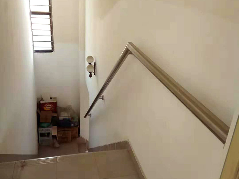 樓梯安裝維修：1、對(duì)于樓梯的作用是不能小覷的，在進(jìn)行樓梯安裝的時(shí)候一定要確保樓梯的尺寸，如果尺寸不合適，安裝好之后在更改是非常麻煩的事情。 2、如果對(duì)樓梯知識(shí)簡(jiǎn)單的更新，可以去掉樓梯的壁櫥，這樣可以節(jié)省很大的空間，可以用玻璃的結(jié)構(gòu)代替堅(jiān)實(shí)的鋼管，換掉堅(jiān)實(shí)的扶手，這樣可以讓室內(nèi)的采光更加自然明亮。 3、結(jié)構(gòu)設(shè)計(jì)對(duì)樓梯安裝來(lái)說(shuō)也是很重要的，如果小戶型安裝樓梯，最好選在靠墻的位置，這樣設(shè)計(jì)不僅僅漂亮，而且還可以讓每個(gè)空間都得到很好的利用。