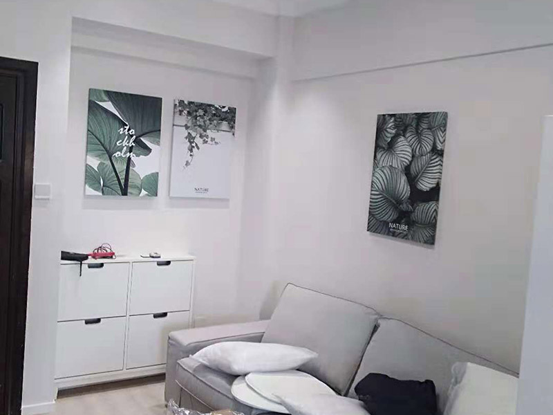 水槽掛畫安裝維修：固定位置&mdash;&mdash;安裝龍頭和進(jìn)水管&mdash;&mdash;水槽放到臺(tái)面上&mdash;&mdash;溢水孔、過(guò)濾網(wǎng)密封&mdash;&mdash;安裝配套掛件&mdash;&mdash;排水試驗(yàn)&mdash;&mdash;封邊&mdash;&mdash;清理 水槽在安裝前一定要先確定好安裝的位置和尺寸，這樣方便我們按照尺寸訂購(gòu)，最好是有水槽平面圖，免得數(shù)據(jù)不精確，導(dǎo)致返工。  另外，水槽安裝牢固以后，不要左右搖晃，很容易留下縫隙，造成松動(dòng)。而且，最應(yīng)該留意的也是連接處縫隙的密封性。  2、安裝龍頭和進(jìn)水管  在安裝水槽前，應(yīng)該先安好水龍頭和進(jìn)水管，另一端的進(jìn)水管，則需要連接到進(jìn)水開關(guān)。 3、水槽放進(jìn)臺(tái)面  水槽放入臺(tái)面后，需要在墻體和臺(tái)面間安裝配套的掛件，但安裝過(guò)程中盡量多注意水槽的密封效果，最好能做好閉水試驗(yàn)  4、溢水孔、過(guò)濾網(wǎng) 溢水口和過(guò)濾網(wǎng)的密封程度，決定日后水槽的使用效果，溢水孔、過(guò)濾網(wǎng)的密封度越高，后期越不容易出問(wèn)題。 5、安裝配套掛件  安裝配套掛件一般被認(rèn)為是水槽安裝的最后一步，一般只有等水槽買到家后，工人才會(huì)根據(jù)水槽大小，進(jìn)行櫥柜臺(tái)面切割，放入臺(tái)面，就需要安裝配套掛件。安裝時(shí)，應(yīng)把每個(gè)空隙都做好填充，以免以后出現(xiàn)漏水問(wèn)題。 6、排水驗(yàn)收  水槽整體安裝完畢后，需要將水槽放滿水，做排水試驗(yàn)，如果出現(xiàn)滲漏，應(yīng)立刻找到問(wèn)題返工修復(fù)。 7、封邊 排水試驗(yàn)確保沒(méi)問(wèn)題后，就可以對(duì)水槽進(jìn)行封邊處理。在用硅膠封邊時(shí)，一定要保證水槽和臺(tái)面連接縫隙均勻，不能出現(xiàn)滲水情況。 8、清理 安裝完成后必須對(duì)水槽進(jìn)行清理，把安裝時(shí)的雜物清理干凈。千萬(wàn)別用水直接沖入下水，很容易引發(fā)堵塞。